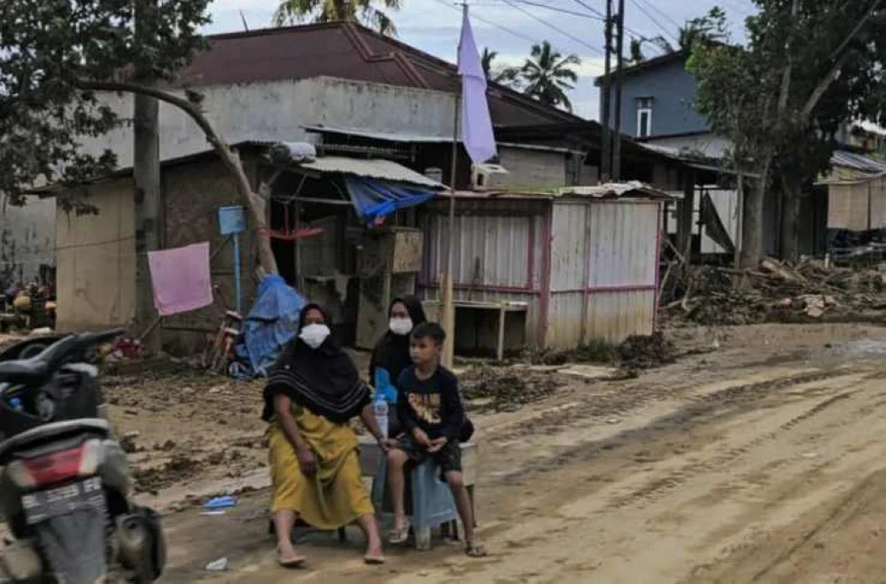 Bendera putih dikibarkan di Aceh Temiang kawasan yang terjejas teruk akibat banjir hujung November lalu.-Agensi