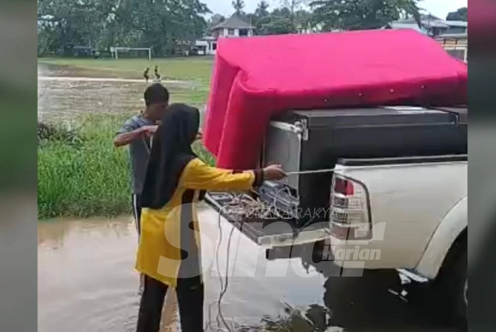 Barangan milik Nurul Husna yang diselamatkan daripada banjir. Foto: ADILA SHARINNI WAHID