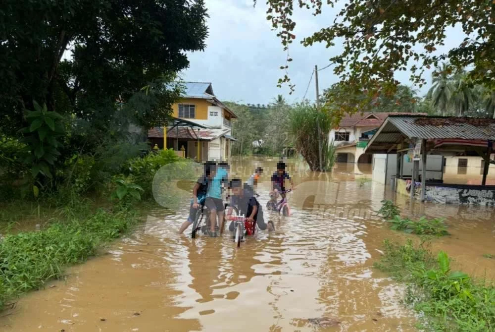 Kanak-kanak bermain banjir di Kampung Menek Urai Lama. Foto: ADILA SHARINNI WAHID