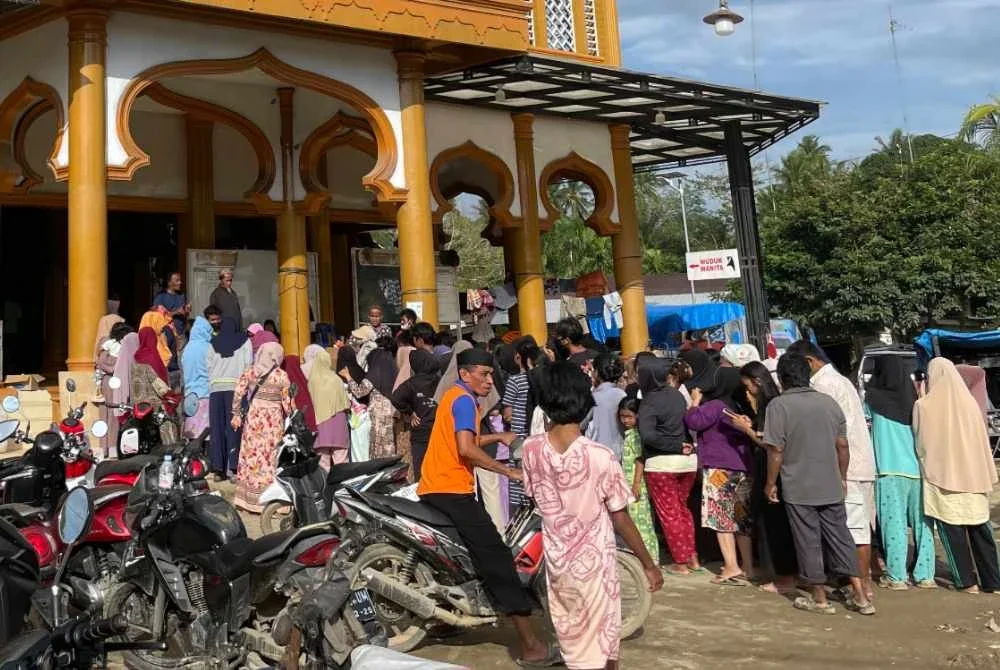 Sumbangan daripada pelbagai pihak terus disalurkan bagi meringankan beban mangsa banjir. Foto Bernama