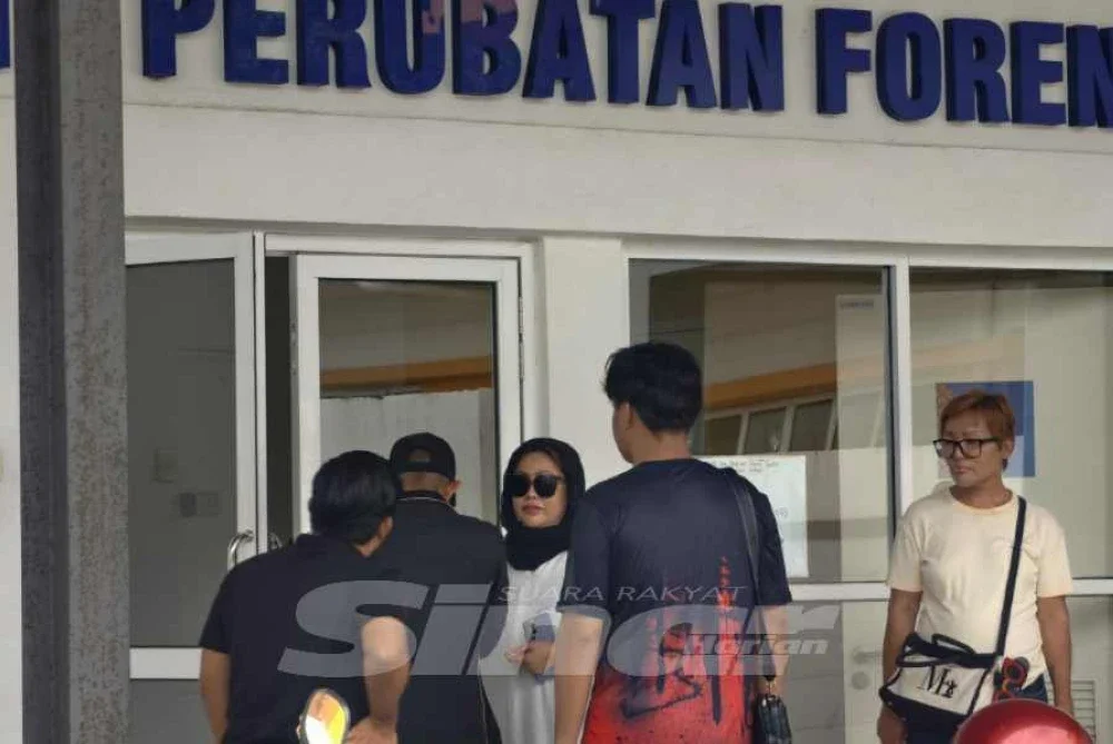 Rakan-rakan mangsa kelihatan tiba di Unit Forensik Hospital Rembau hari ini.