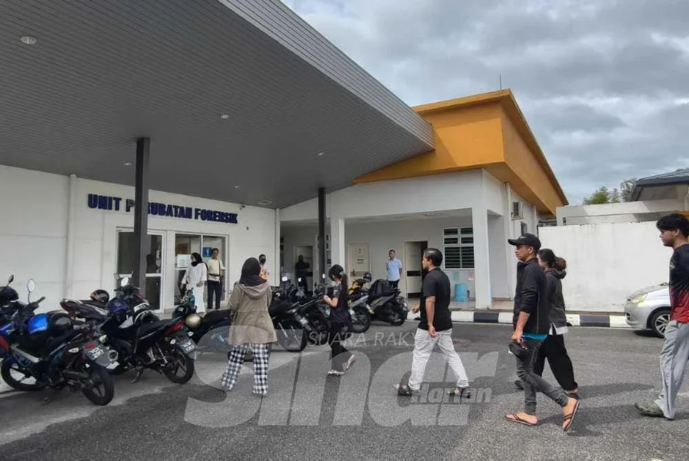 Rakan-rakan menuju Unit Forensik Hospital Rembau.