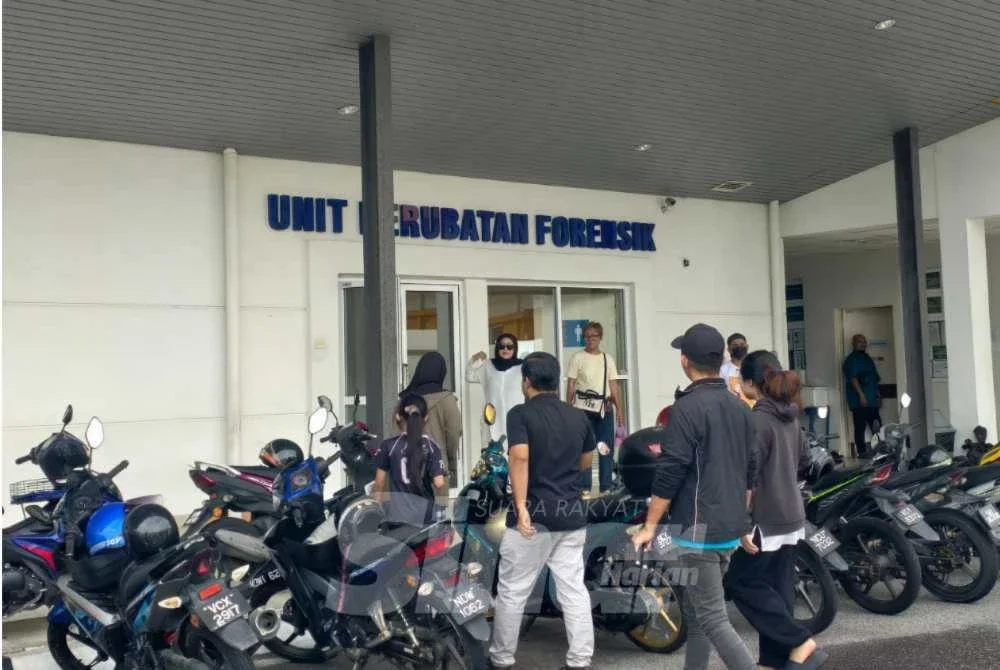 Rakan-rakan tiba di Unit Forensik Hospital Rembau.