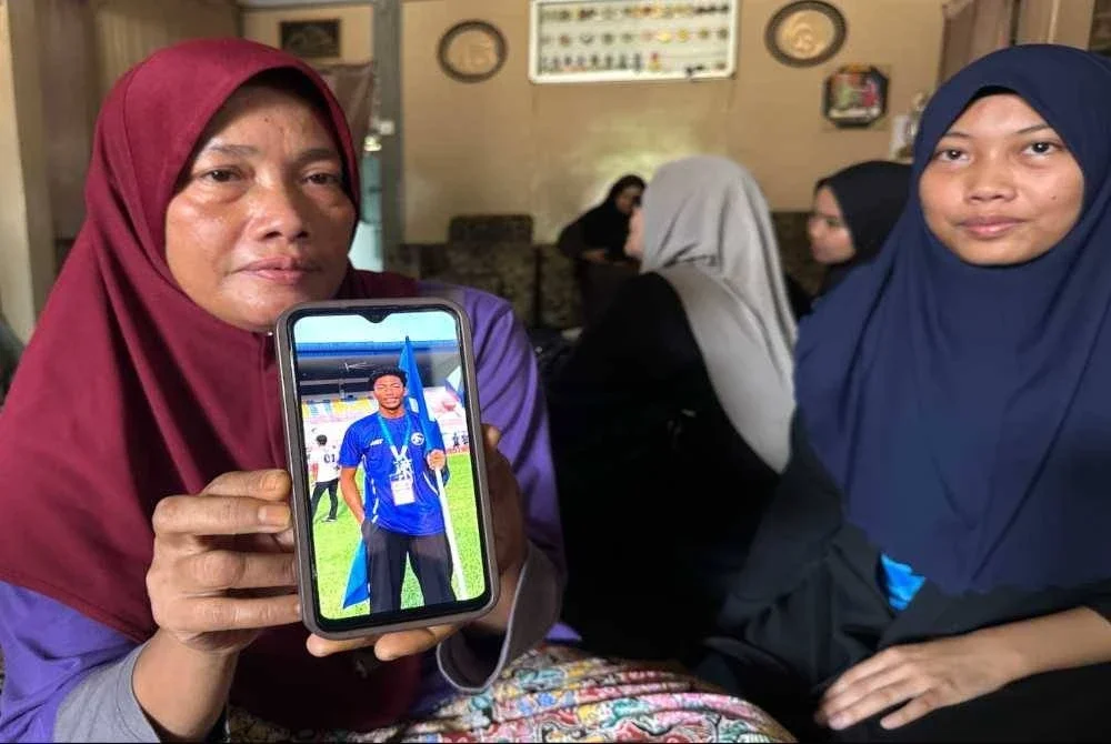 Royani (kiri) menunjukkan gambar Muhammad Syahril. Foto Sinar Harian/Adila Sharinni Wahid