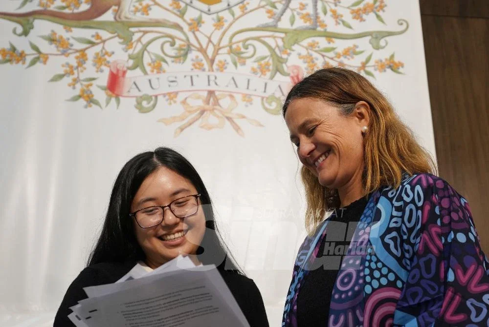 Danielle (kanan) ketika ditemui di Suruhanjaya Tinggi Australia pada Jumaat.