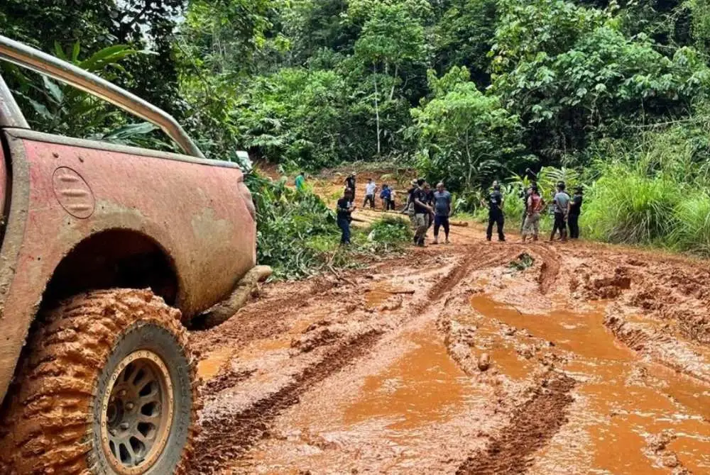 
Laluan rosak akibat hujan berterusan menyebabkan perjalanan 90 kilometer mengambil masa lebih 10 jam, ibu bapa cemas menunggu hampir subuh - Gambar fail Bernama