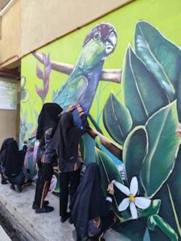 Pelajar bergotong-royong menyiapkan mural bertemakan kawasan sekolah.