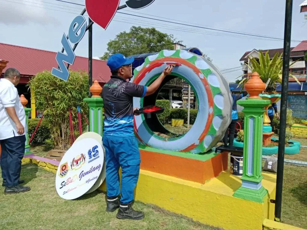 Kerja mengecat dan menaik taraf landskap persekitaran sekolah.