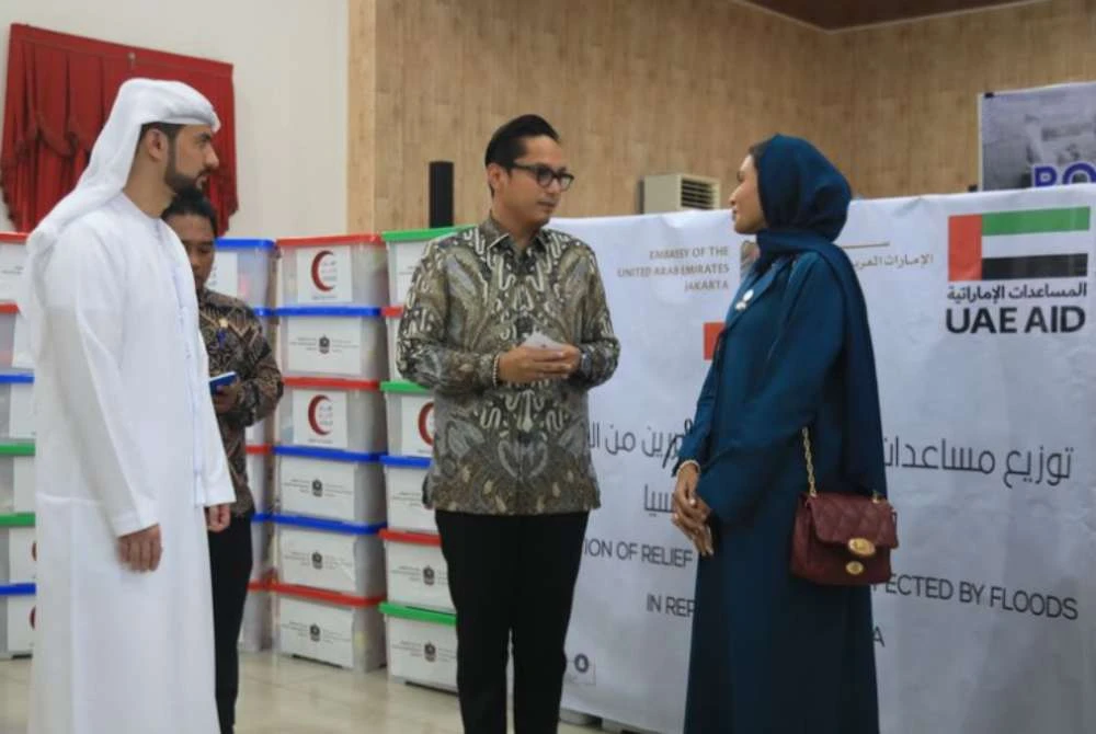 Datuk Bandar Kota Medan, Rico Waas (tengah), mengesahkan bahawa sumbangan 30 tan beras daripada UAE telah dipulangkan berikutan keputusan kerajaan pusat yang belum membuka pintu kepada bantuan antarabangsa. -Agensi