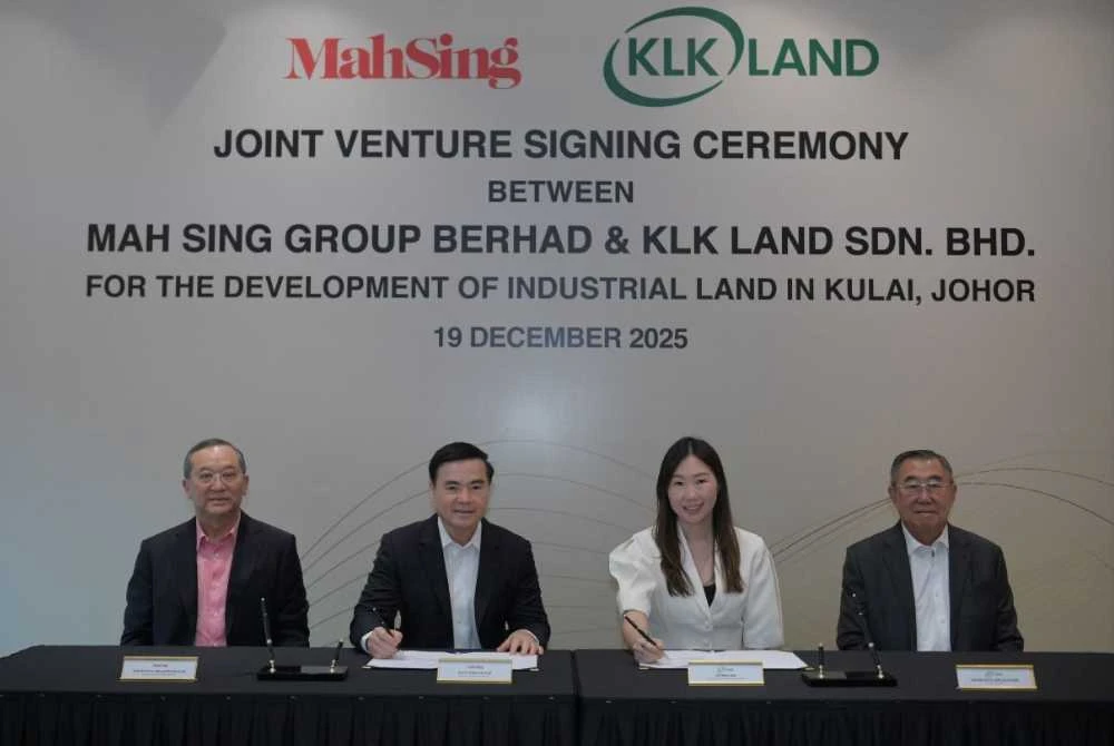 (Dari kiri) Majlis menandatangani perjanjian disaksikan Pengasas dan Pengarah Urusan Kumpulan Mah Sing, Tan Sri Datuk Sri Leong Hoy Kum dan Pengerusi Eksekutif Kuala Lumpur Kepong Berhad, Tan Sri Datuk Seri Lee Oi Hian (kanan)