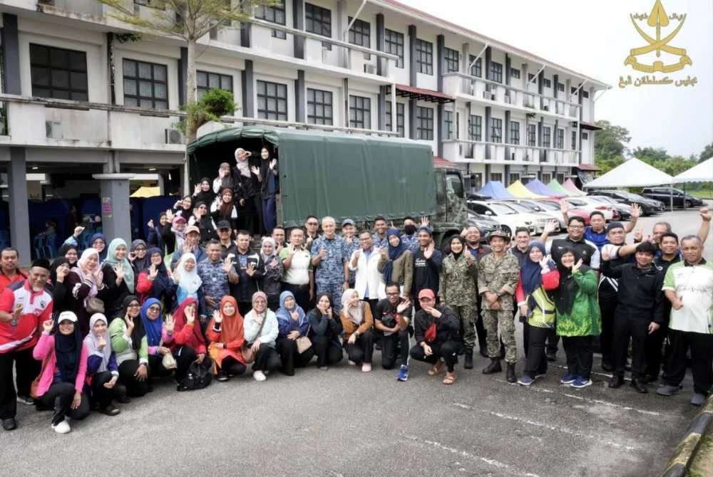 Mangsa banjir yang berada di PPS Sekolah Kebangsaan Melati menerima juadah dari dapur Istana Pahang menerusi penghantaran yang dilaksanakan Pasukan Bantuan Bencana Majlis Kesultanan Pahang menggunakan Trak tiga tan GS Cargo HICOM Handalan II (4 Briged Mekanize) hari ini - Foto: FB Kesultanan Pahang