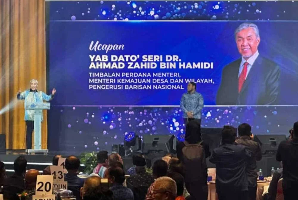Ahmad Zahid ketika mengumumkan Mohd Naim sebagai calon BN Parlimen Kinabatangan untuk PRK Kinabatangan.