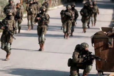 Tentera Israel mengepung kawasan Kefr Saba selepas mengadakan serbuan di Qalqilya, Tebing Barat. Foto Agensi