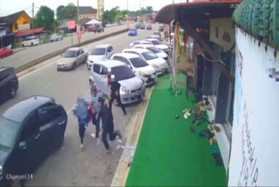 Tangkap layar video tular memaparkan kekecohan di hadapan sebuah kedai emas di Chabang Tiga, Kuala Terengganu pada Khamis. 