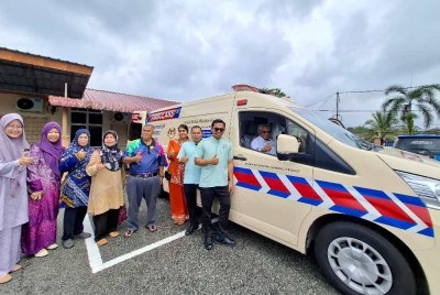 Sivanesan (duduk di tempat memandu) ketika meninjau ambulans baharu yang diterima Kilinik Kesihatan Gunung Besout.