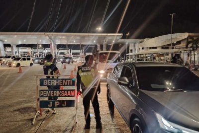 Op Khas Bersepadu di Plaza Tol Sungai Ramal, Kajang pada Khamis.