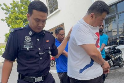 Tertuduh (kanan) dikenakan jaminan RM3,500 selepas mengaku tidak bersalah terhadap pertuduhan membuat ugutan jenayah.