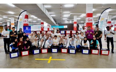 Sukarelawan Lotus’s Malaysia bergambar kenangan sebaik selesai membungkus bantuan banjir.