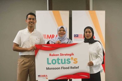 Timbalan Pengerusi MRAS, Abdul Adzim Shahabudin (kiri), wakil Lotus's Malaysia, Syahirah Taha (tengah) dan Sharifah Nor (kanan) ketika menjadi rakan strategik Lotus's untuk Monsoon Flood Relief.