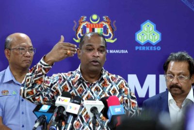 Ramanan (tengah) bercakap pada sidang media selepas melakukan lawatan di Menara PERKESO, selepas memulakan tugas secara rasmi sebagai Menteri Sumber Manusia pada Jumaat. Foto Bernama