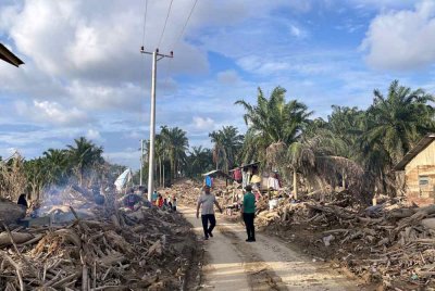 ACEH TEMIANG, 19 Dis -- Keadaan di Aceh Tamiang selepas banjir besar melanda kawasan berkenaan. Fpto Bernama
