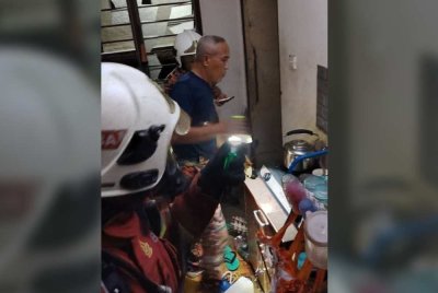 Anggota bomba memeriksa keadaan rumah mangsa selepas berlaku letupan gas memasak di Taman Pagoh Jaya, Muar. - Foto JBPM Johor