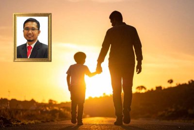 DIDIKAN ibu bapa sejak kecil penting untuk membina jati diri dan memperkukuh nilai serta akhlak anak-anak. Foto Canva/Gambar kecil: DR ABDUL RAHMAN