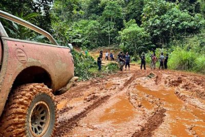 
Laluan rosak akibat hujan berterusan menyebabkan perjalanan 90 kilometer mengambil masa lebih 10 jam, ibu bapa cemas menunggu hampir subuh - Gambar fail Bernama