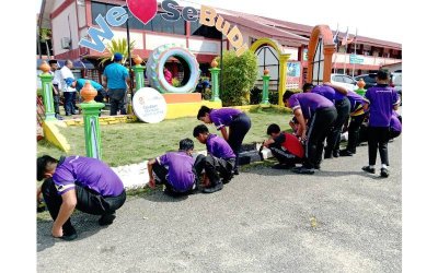 Murid-murid membersihkan kawasan sekolah untuk mewujudkan persekitaran pembelajaran yang selesa dan kondisif.