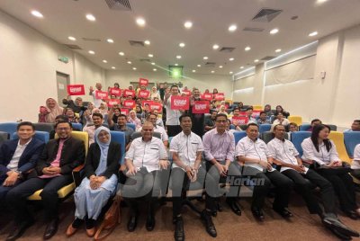 Depan dari kiri, Coach Hakim, Coach Jamil, Nurhayati dan Narendran ketika Program Hari Integriti IWK KLHO 2025 di Auditorium RSTP Langat.
