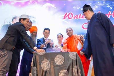 Gambar upacara 'Interfaith Water Ceremony' yang tular di media sosial sejak Khamis.