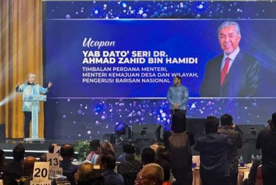 Ahmad Zahid ketika mengumumkan Mohd Naim sebagai calon BN Parlimen Kinabatangan untuk PRK Kinabatangan.
