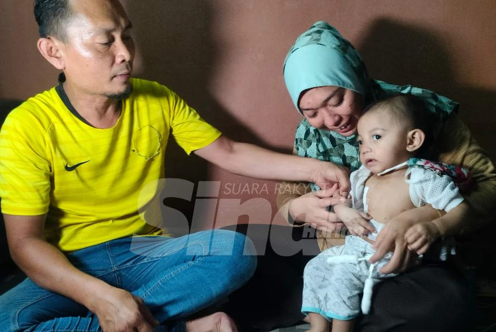 Mohd Fauzi (kiri) dan Anis Azwanie mengharapkan Firas Affan kembali sihat seperti bayi normal lain.