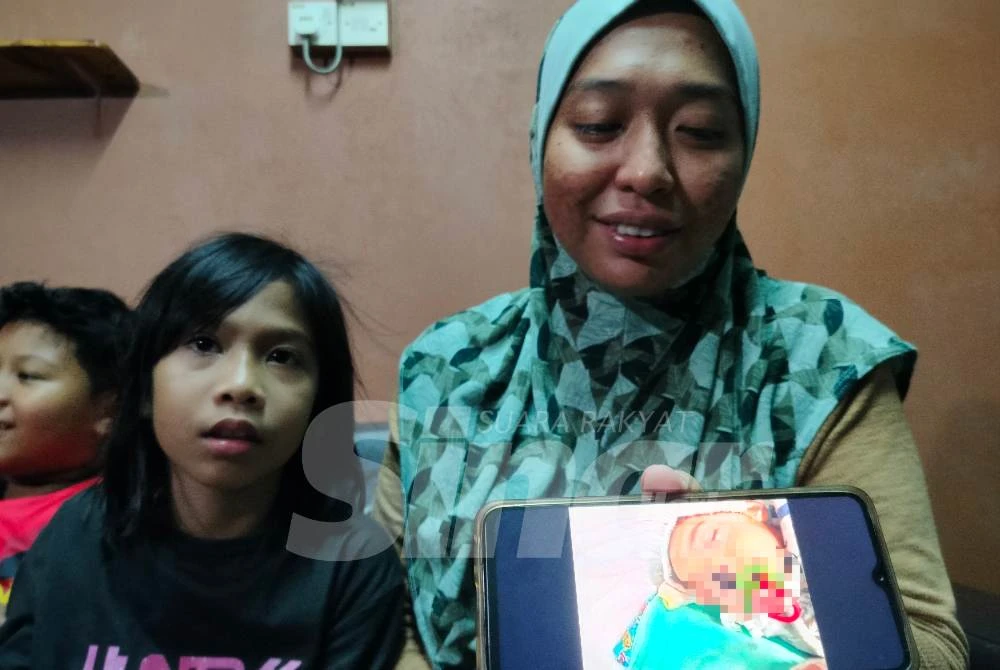 Anis Azwanie menunjukkan gambar keadaan Firas Affan sebelum menjalani rawatan.