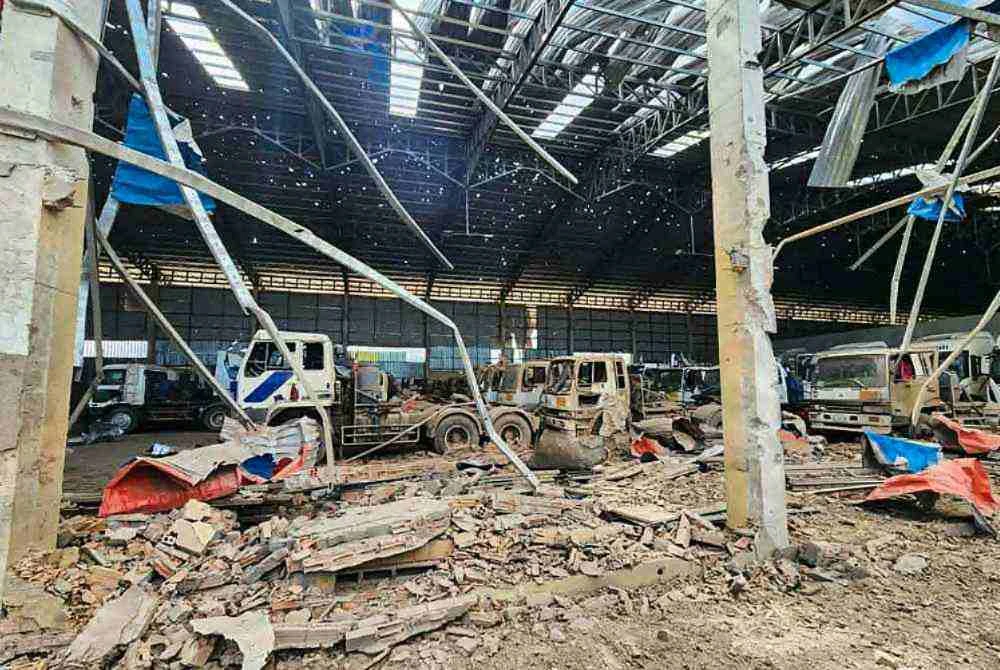 Sebuah garaj rosak akibat serangan udara tentera Thailand di bandar Poipet, wilayah Banteay Meanchey.