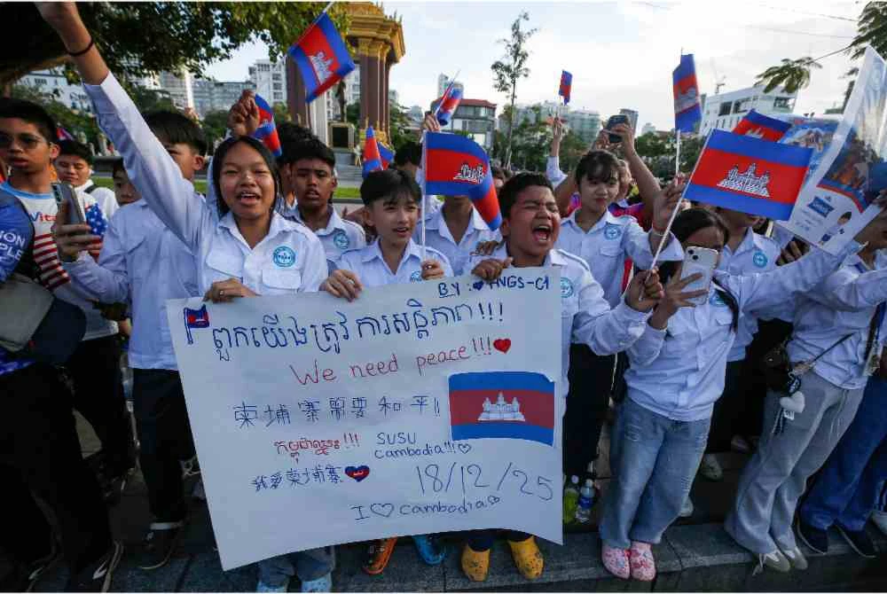 Orang ramai memegang sepanduk dan mengibarkan bendera Kemboja semasa menyertai perarakan bagi menyokong Kemboja serta menuntut keamanan dalam konflik sempadan Kemboja–Thailand, di Phnom Penh.