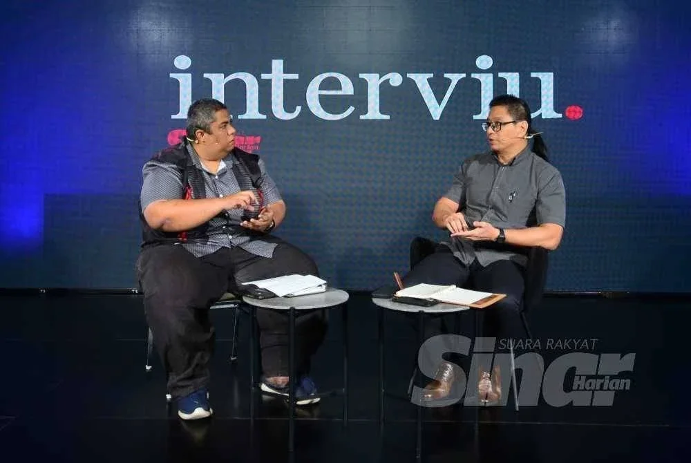Dr Azmi (kanan) menjawab persoalan dikemukakan Khairil Anwar dalam sesi wawancara khas bersama Sinar Harian di atas pentas Studio F, Kompleks Kumpulan Karangkraf pada Isnin.