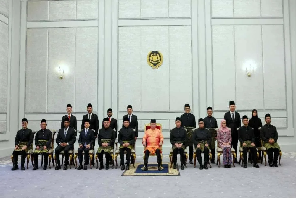 Yang di-Pertuan Agong, Sultan Ibrahim berkenan bergambar kenangan pada Istiadat Pengurniaan Surat Cara Pelantikan dan Istiadat Mengangkat Sumpah Jawatan dan Setia serta Sumpah Simpan Rahsia Menteri dan Timbalan Menteri Persekutuan di Istana Negara. Foto Bernama