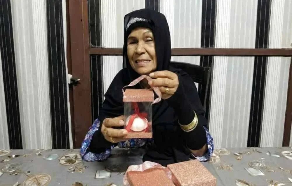 Artis veteran, Mak Mah turut tertarik dengan kraftangan bawang yang dihasilkan oleh Zai.