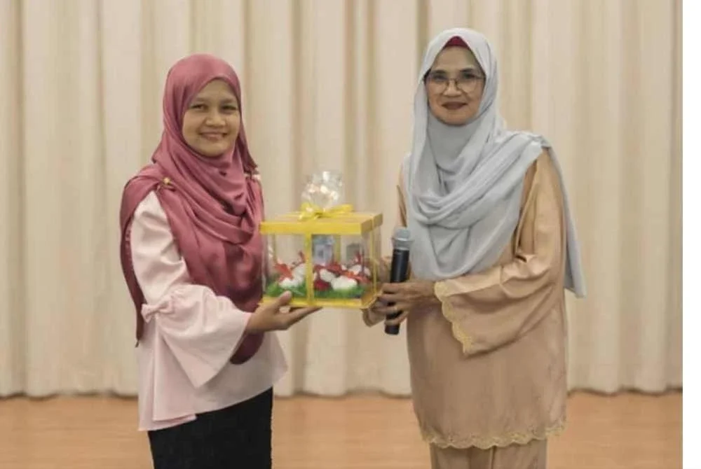 Zai mengubah bawang menjadi kraftangan unik dan ringkas tetapi mempunyai nilai estetika serta sentuhan peribadi.