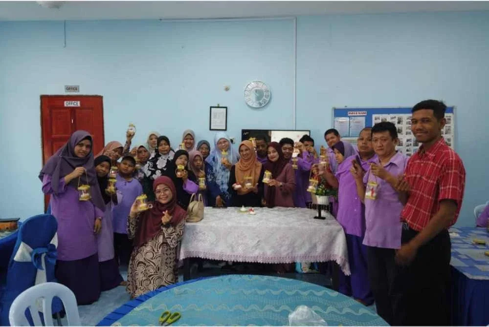 Peserta menunjukkan produk yang dihasilkan dalam bengkel dikendalikan Zai.