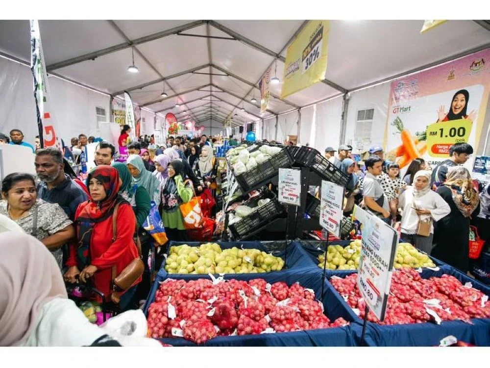 PJRM menawarkan barangan keperluan harian seperti ayam, telur, minyak masak, barangan basah dan kering pada harga 10 hingga 30 peratus lebih murah daripada harga pasaran setempat.