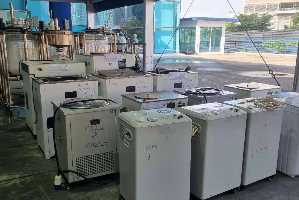 Antara peralatan yang dirampas dalam serbuan tersebut.