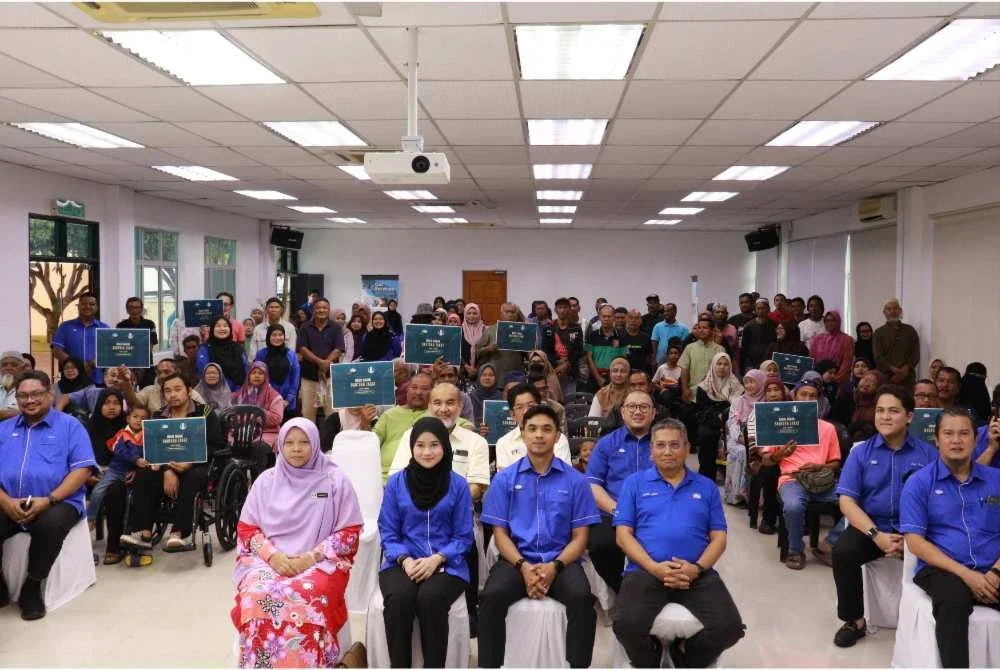 Penerima zakat bergambar beramai-ramai pada Majlis Agihan Bantuan Zakat 2025 anjuran Jasa Merin (Malaysia) Sdn Bhd dengan kerjasama MAIDAM yang diadakan Khamis lalu.
