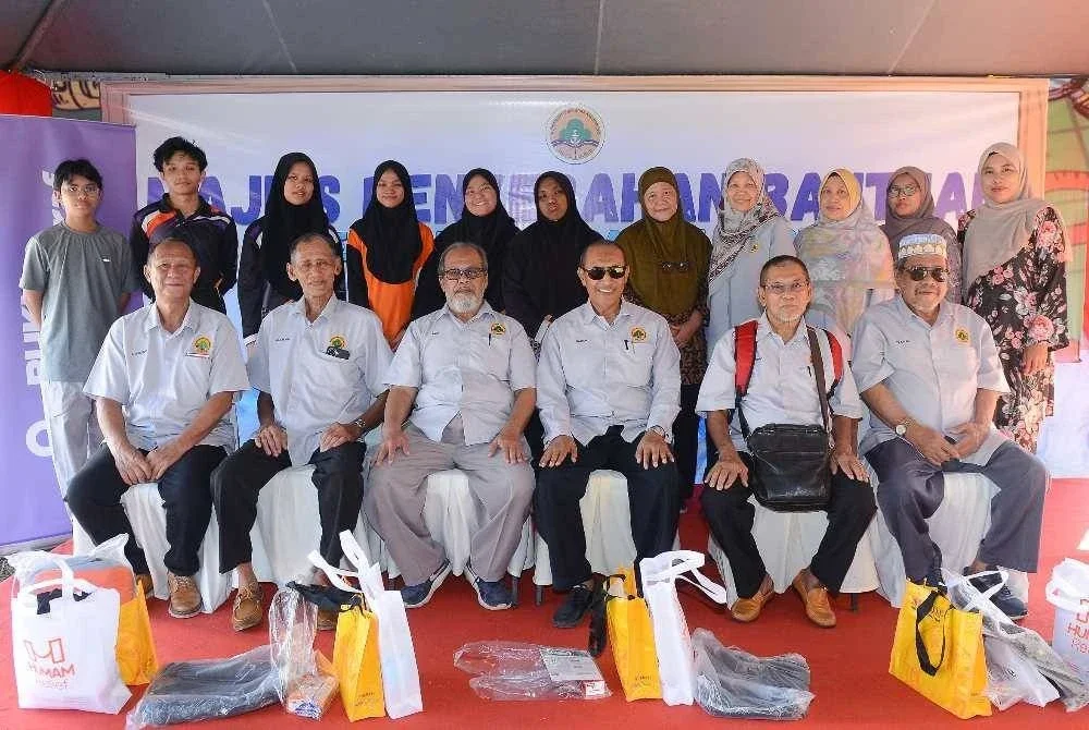 Hasnur (duduk, tiga kanan) bersama ahli jawatan kuasa PAK yang menjadi antara tulang belakang menjayakan majlis itu.FOTO: SINAR HARIAN / MOHD HALIM ABDUL WAHID