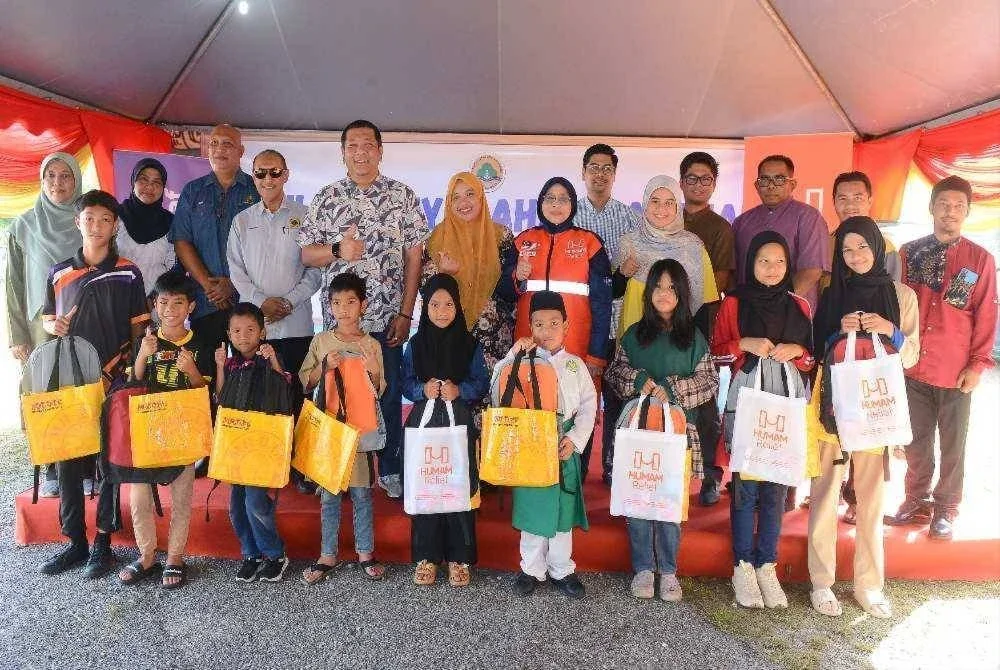 Nik Justin (lima kiri) bersama rakan strategik bergambar dengan penerima sumbangan.FOTO: SINAR HARIAN / MOHD HALIM ABDUL WAHID
