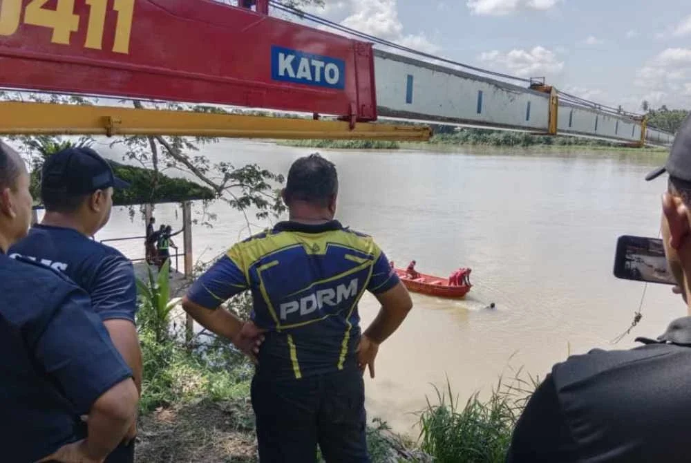 Khidmat kren digunakan bagi mengangkat kenderaan mangsa yang menjunam ke ke dalam Sungai Perak sebelum ditemui pasukan penyelamat pada Sabtu.