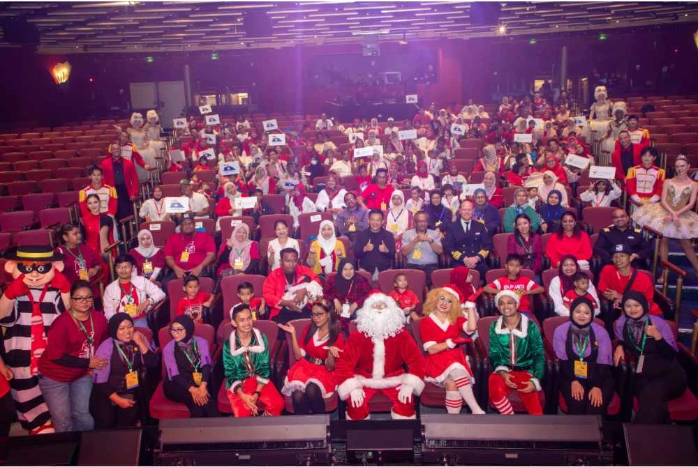Keluarga daripada RMHC Malaysia Hospital Tunku Azizah (HTA) bersama anak kapal StarCruises meraikan pengalaman sehari penuh keceriaan di atas kapal persiaran Star Voyager di Pelabuhan Klang. Foto RMHC Malaysia
