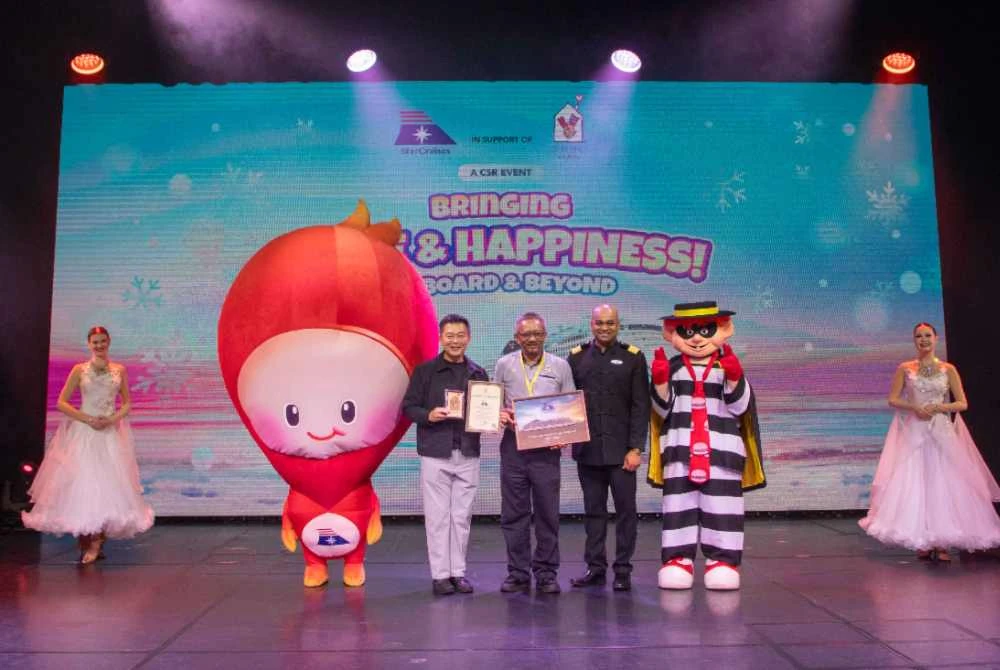 Pertukaran memento istimewa antara StarCruises dan RMHC Malaysia. Dari kiri: maskot StarCruises, Pin Pin; Presiden StarDream Cruises, Michael Goh; Pengurus Besar RMHC Malaysia, Nasri Md Nordin; Pengarah Hotel Star Voyager, Mithun Shetty dan maskot McDonald’s, Hamburglar. Foto RMHC Malaysia
