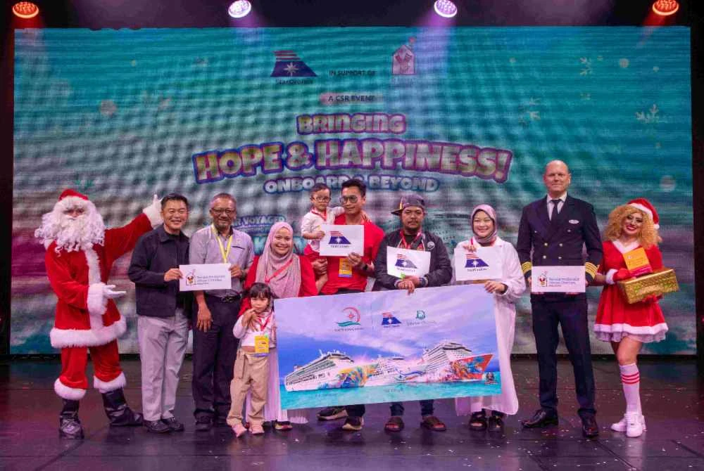 Tiga keluarga bertuah memenangi tiket percutian menaiki kapal pelayaran tiga hari dua malam untuk empat orang yang disampaikan oleh Michael (dua dari kiri), Nasri (tiga dari kiri) dan Kapten Kapal StarCruise, Erik Dahlberg (dua dari kanan). Foto RMHC Malaysia